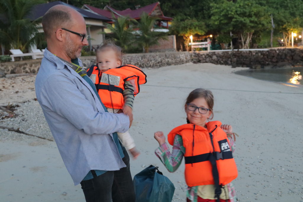 Kinder in Rettungswesten Pulau Weh Delfine